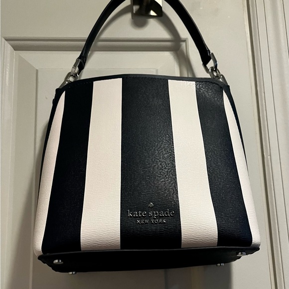 NWOT Spade ♠️ bucket bag striped navy blue and white - Picture 4 of 16
